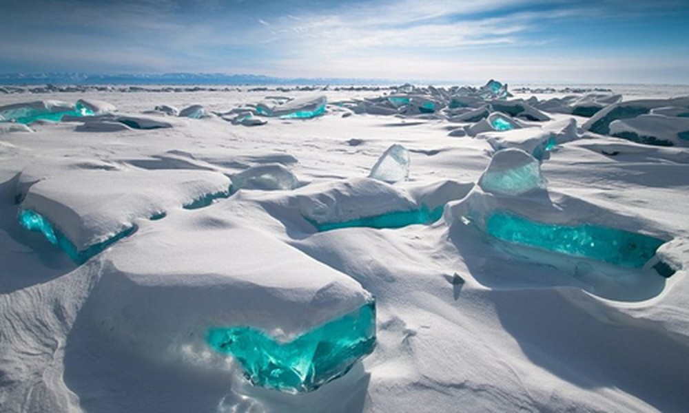 Hồ Baikal còn được biết đến với tên Biển Hồ thiêng, nằm ở phía Nam Siberia, Nga. Đây cũng là hồ nước ngọt lâu đời và sâu nhất thế giới.  Hồ Baikal bị đóng băng trong những tháng mùa đông, tạo nên cảnh quan đặc sắc, ngoạn mục.